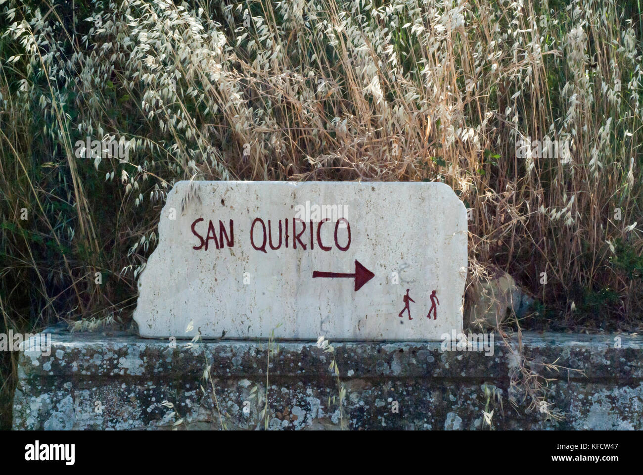 Le long de la route historique de la via Francigena dans la vallée d'Orcia, Toscane, Italie.2017. Banque D'Images