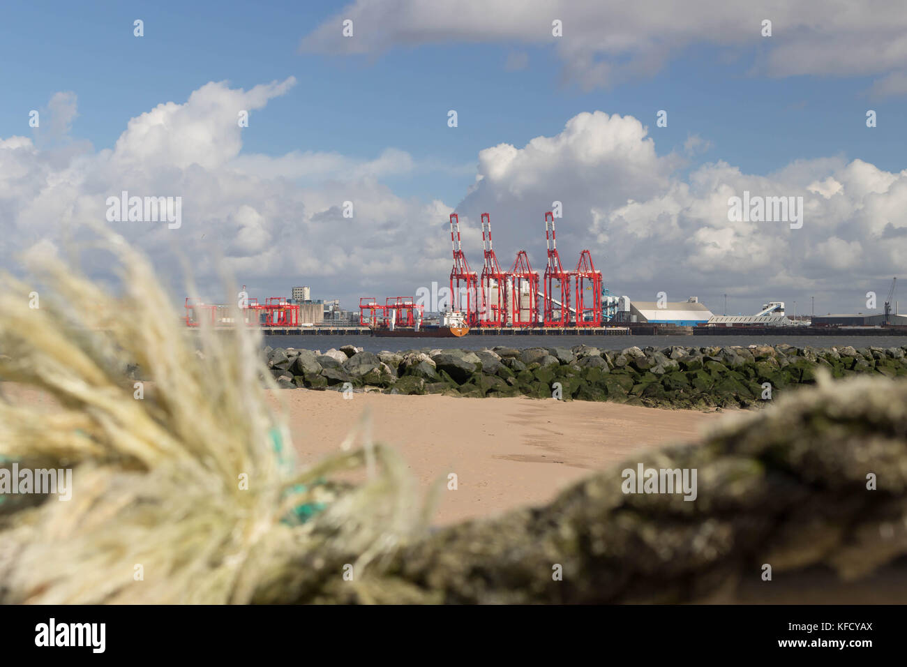 Vue de royal Seaforth Dock à Liverpool à partir de l'ensemble de la plage de New Brighton Banque D'Images