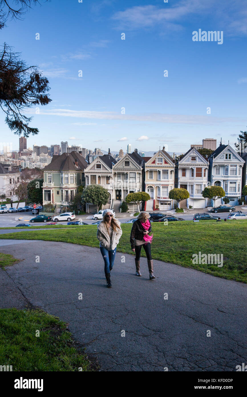 États-unis, Californie, San Francisco, NOPA, alamo park avec une vue sur la ville et les belles dames Banque D'Images