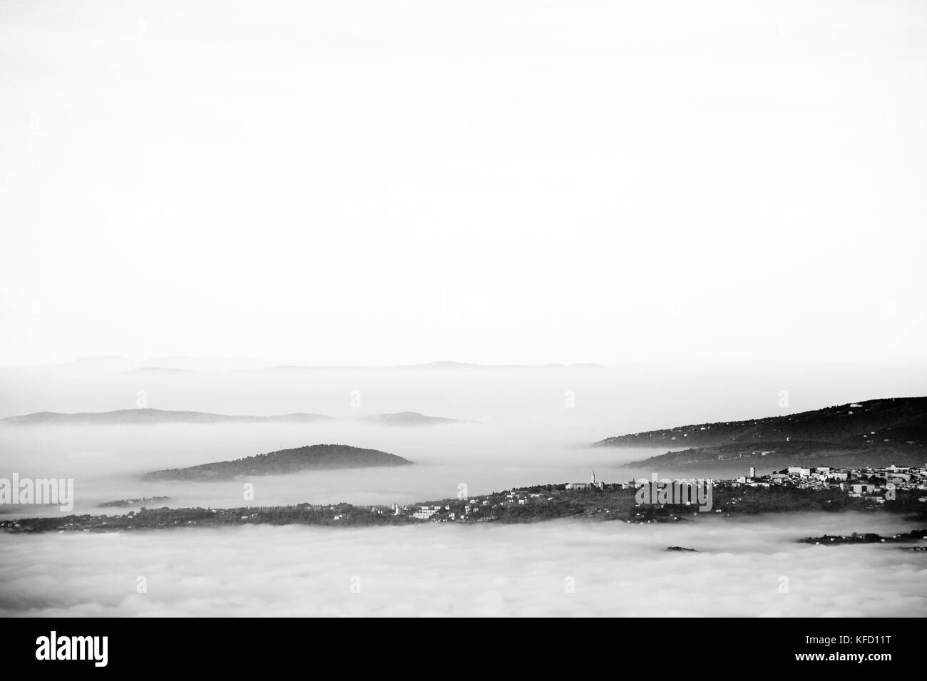Vue aérienne de Pérouse (Ombrie) au-dessus d'une mer de brume Banque D'Images