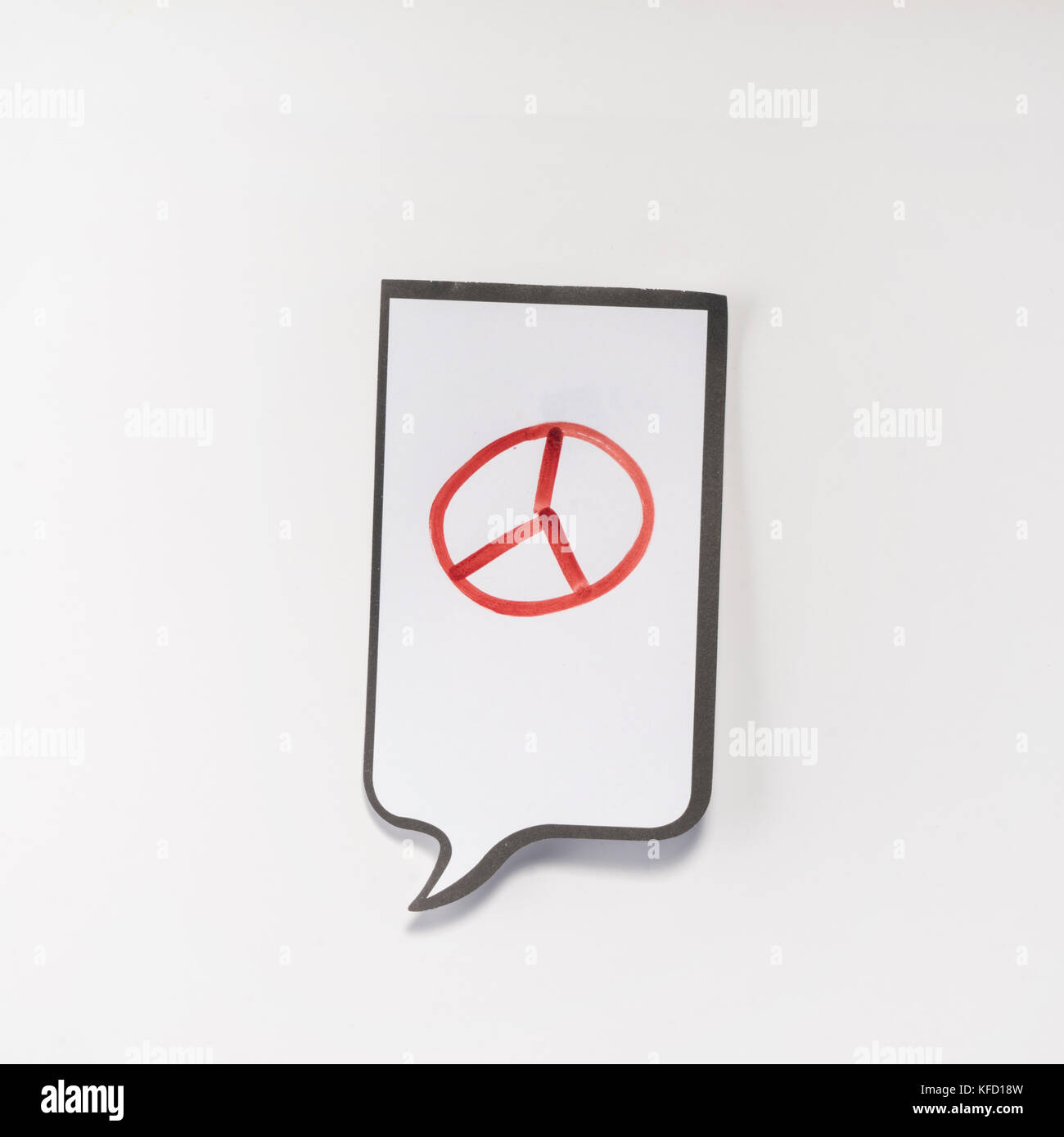 Un bloc-notes blanc ayant la forme d'une bande dessinée avec le symbole du pacifisme Banque D'Images