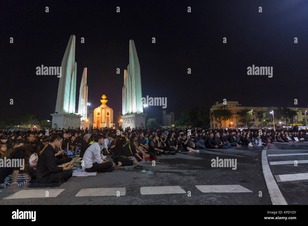 Bangkok, Thaïlande - 26 octobre : deuil non identifiés en noir s'asseoir et regarder les activités royales pour la crémation de Rama 9, l'ex-roi à côté de Banque D'Images