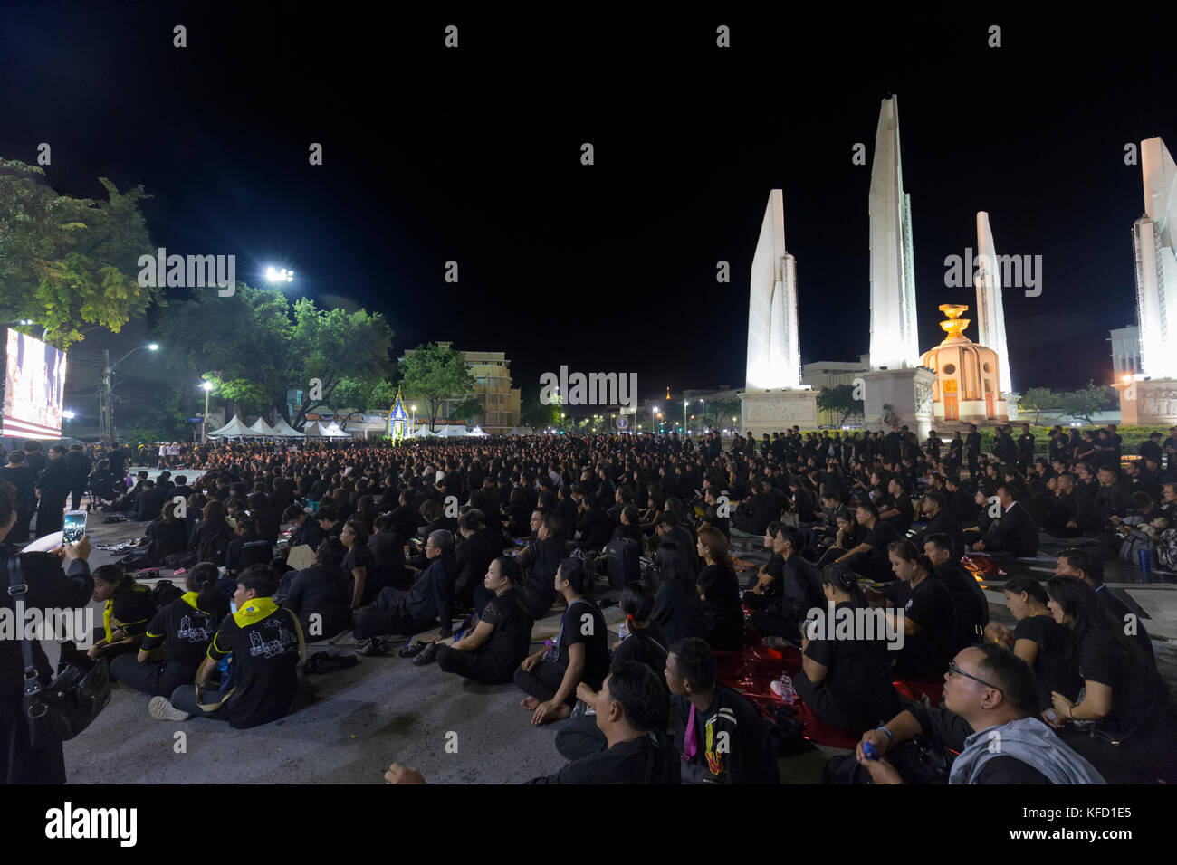 Bangkok, Thaïlande - 26 octobre : deuil non identifiés en noir s'asseoir et regarder les activités royales pour la crémation de Rama 9, l'ex-roi à côté de Banque D'Images