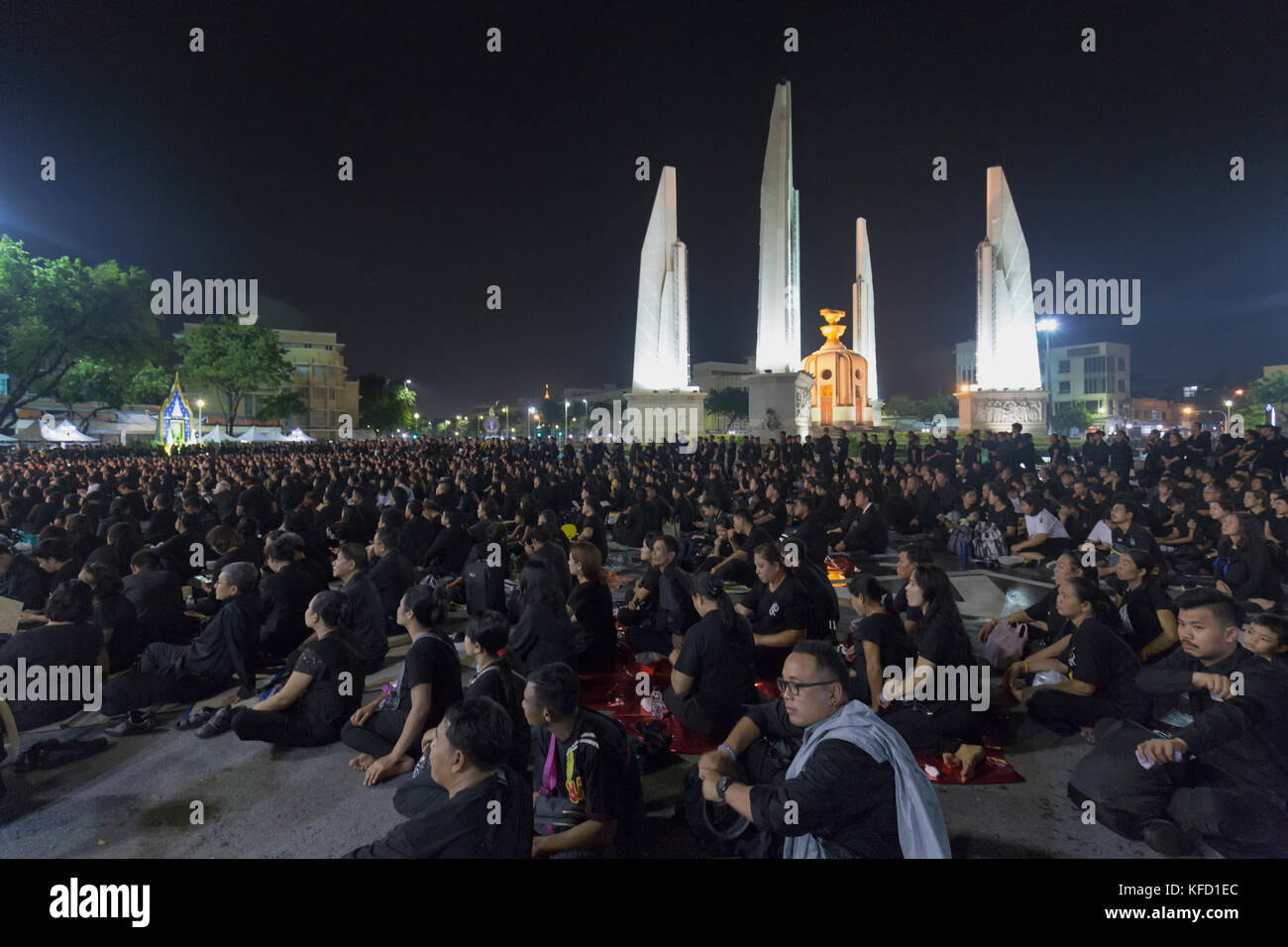 Bangkok, Thaïlande - 26 octobre : deuil non identifiés en noir s'asseoir et regarder les activités royales pour la crémation de Rama 9, l'ex-roi à côté de Banque D'Images