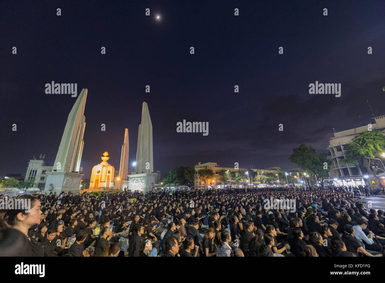 Bangkok, Thaïlande - 26 octobre : deuil non identifiés en noir s'asseoir et regarder les activités royales pour la crémation de Rama 9, l'ex-roi à côté de Banque D'Images