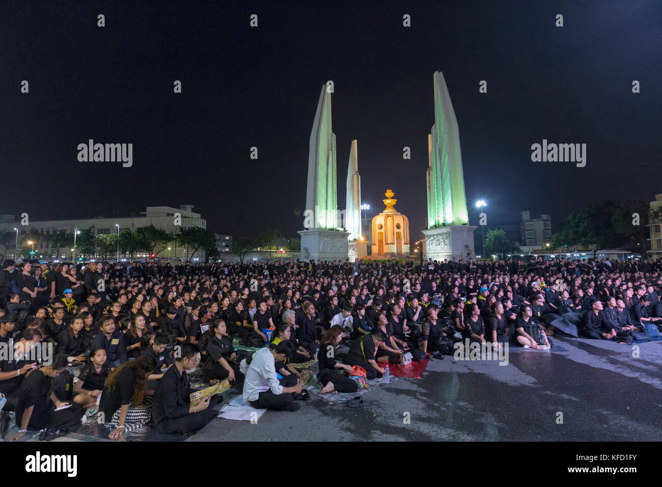 Bangkok, Thaïlande - 26 octobre : deuil non identifiés en noir s'asseoir et regarder les activités royales pour la crémation de Rama 9, l'ex-roi à côté de Banque D'Images