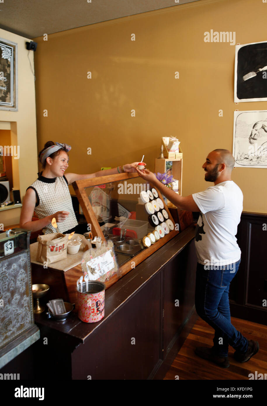 États-unis, Californie, Oakland, à l'intérieur de Scream, sorbet qui a une variété de saveurs uniques tels que la goyave blanc Banque D'Images