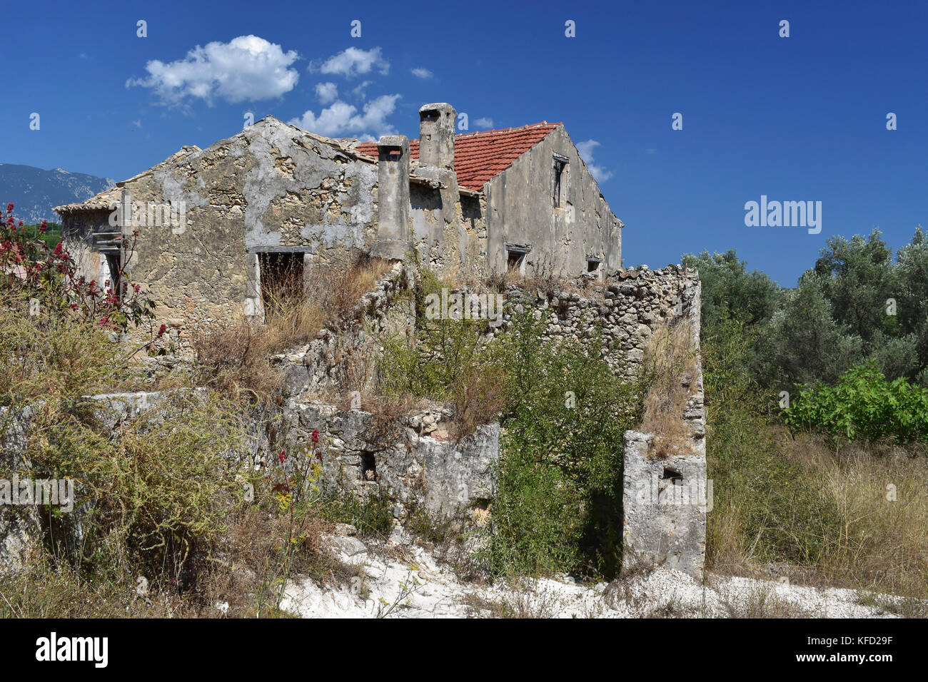 Un vieux bâtiment abandonné dans le village de Svoronata sur l'île grecque de Céphalonie (Céphalonie) Banque D'Images