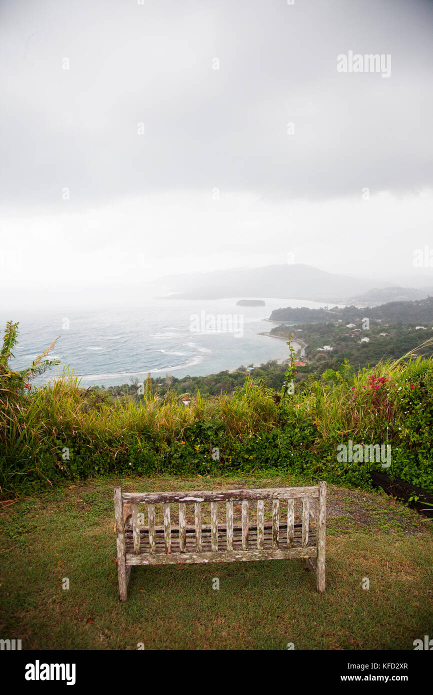 La JAMAÏQUE, Ocho Rios. Vue sur la côte depuis une fenêtre, à la luciole, la chambre de la dramaturge Noel Coward. Banque D'Images