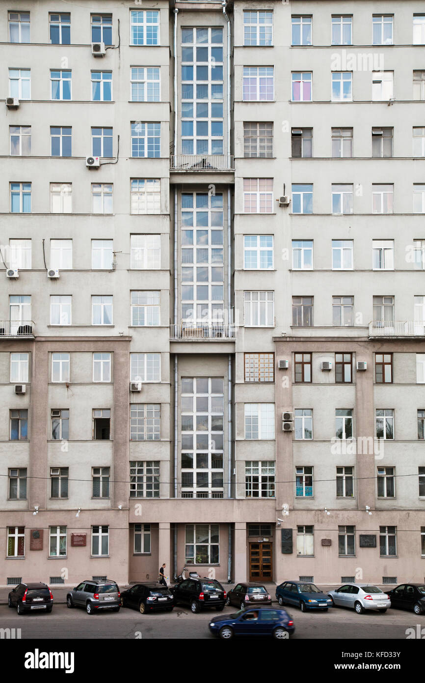 La Russie, Moscou. Voitures garées en face de la maison sur le quai. Banque D'Images