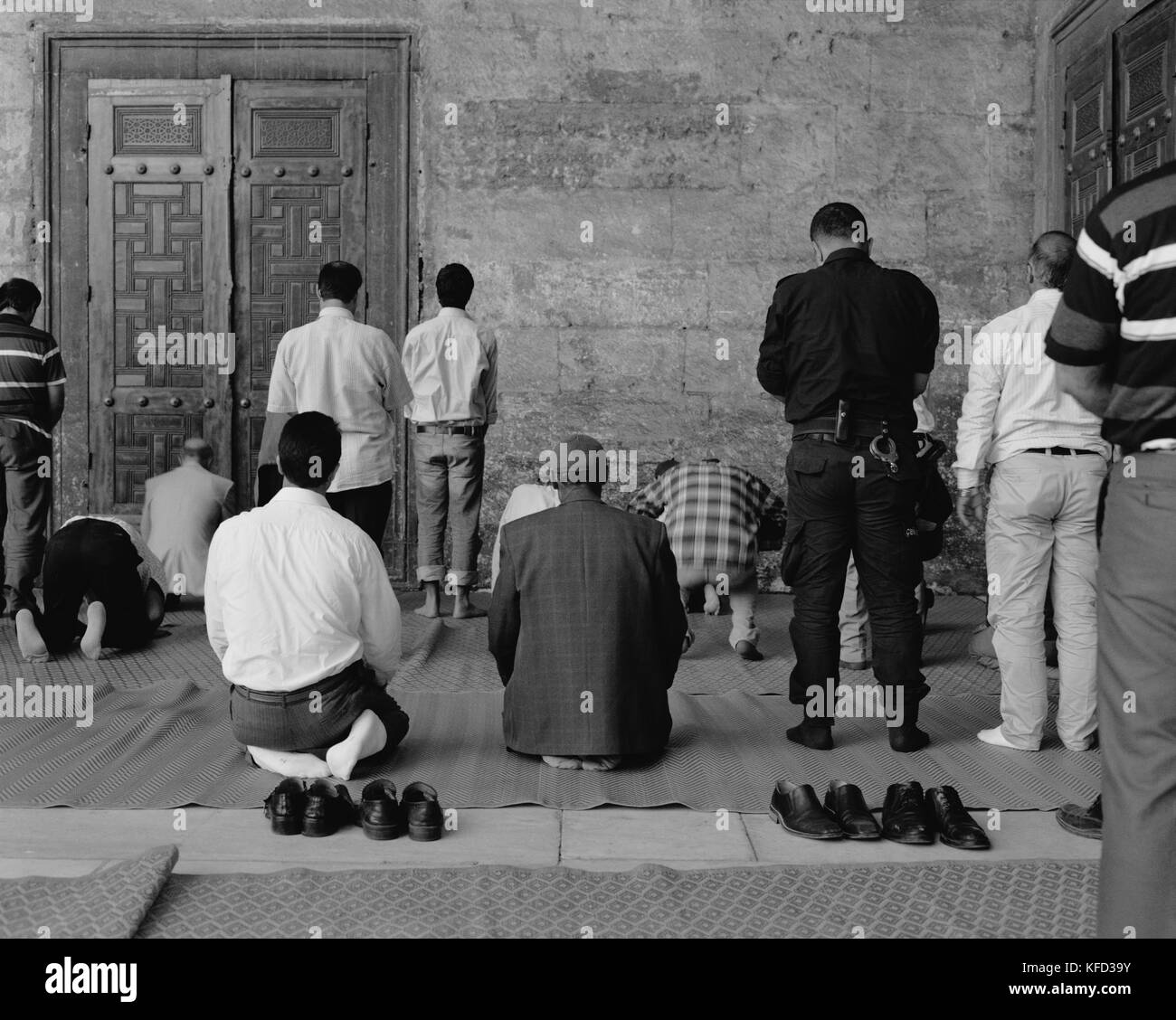 La Turquie, Istanbul, vue arrière des hommes priant dans la Mosquée Sultan Ahmed Banque D'Images