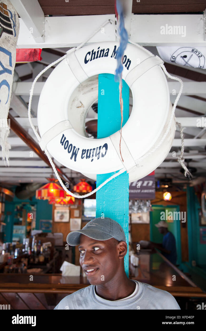 EXUMA, Bahamas. L'intérieur de l'homme locales Staniel Cay Yacht Club de Staniel Cay. Banque D'Images