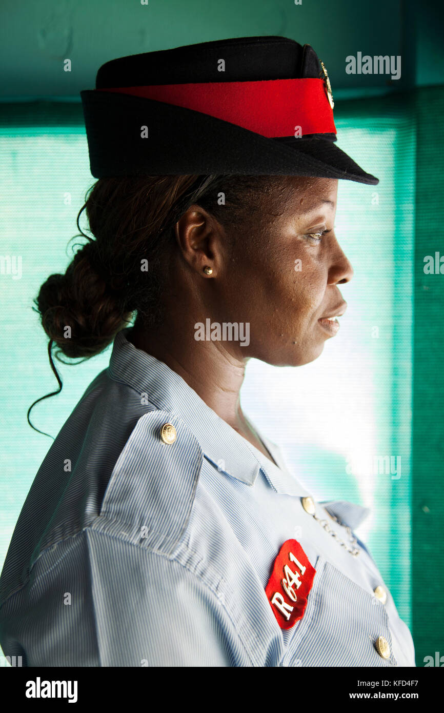 EXUMA, Bahamas. Une femme de la police locale à l'Staniel Cay Yacht Club à Staniel Cay. Banque D'Images