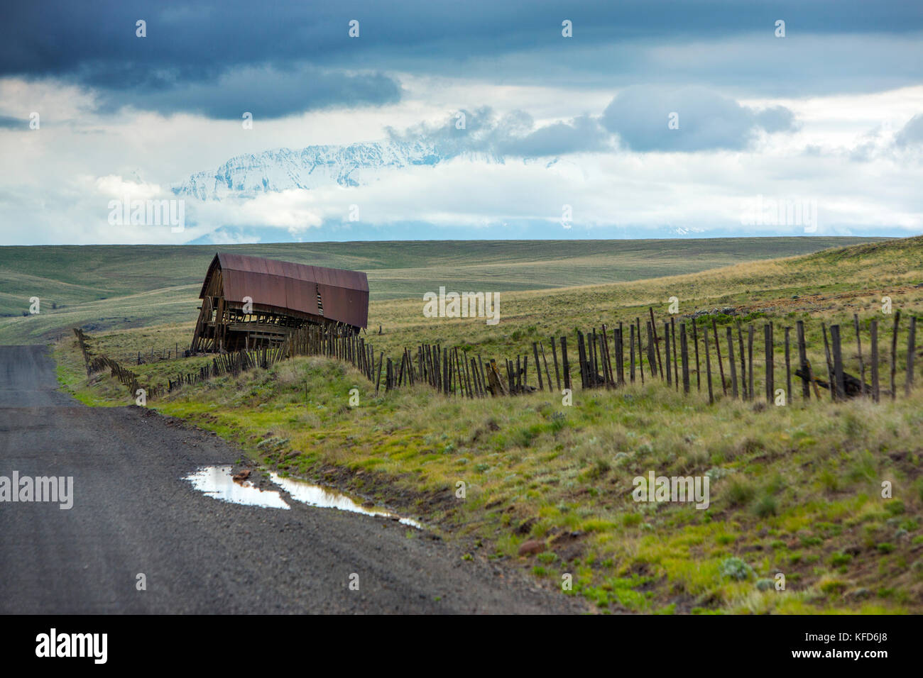 USA, Oregon, Joseph, une ancienne grange le long de la route qui mène à la réserve de Zumwalt Prairie dans le nord-est de l'Oregon, en regardant vers l'Eagle Cap Wilderne Banque D'Images