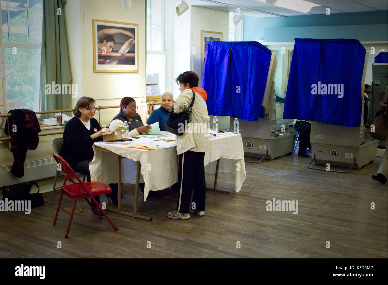 Les machines de vote électronique dans un bureau de vote de Philadelphie, PA. Banque D'Images