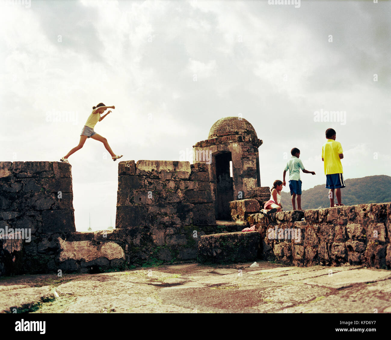 Panama, portobello, les enfants jouent et les poissons dans la mer des caraïbes, fort portabello, Amérique centrale Banque D'Images