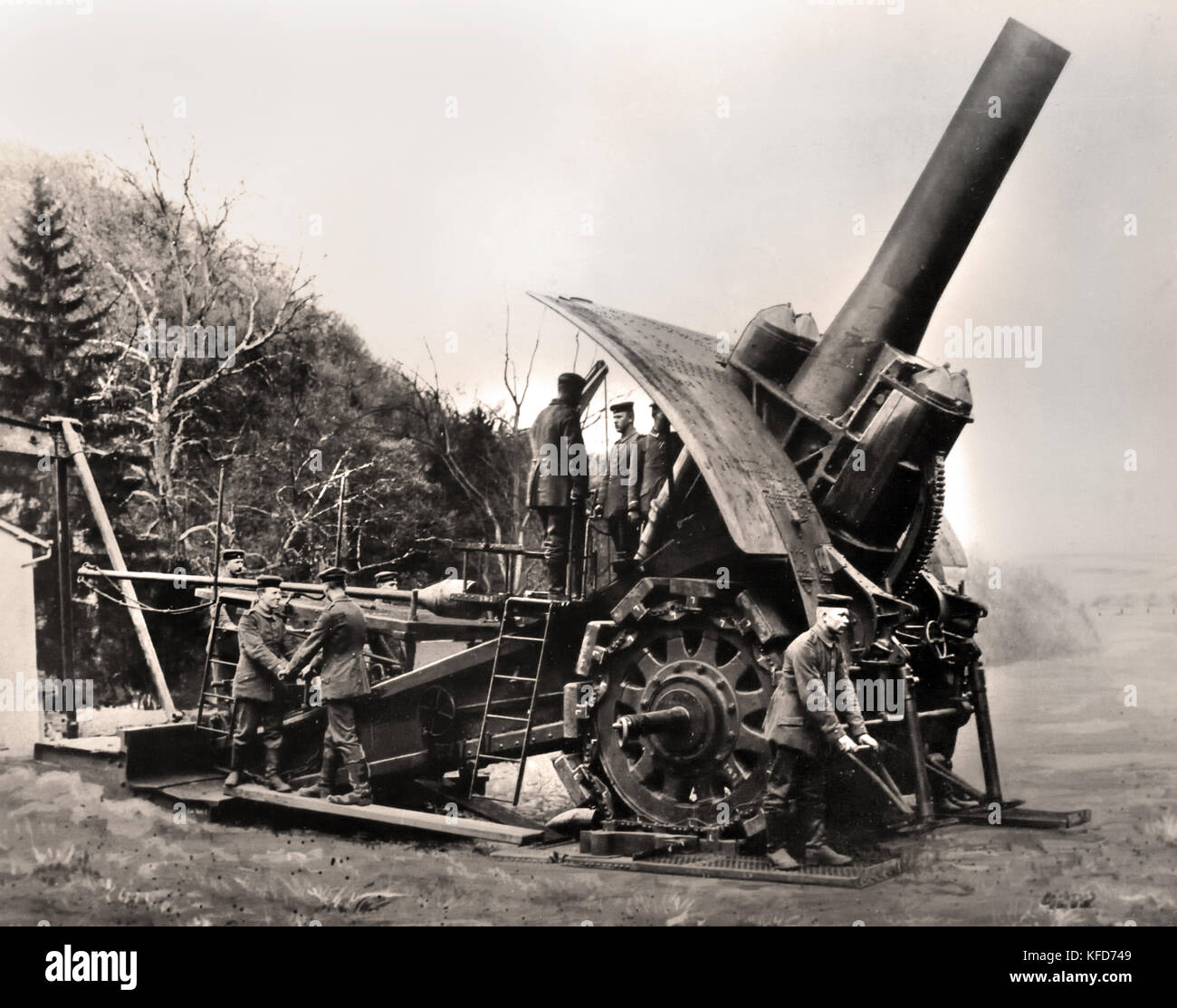 L'un des premiers grands Berthas en préparation pour la cuisson - Première Guerre mondiale - Première Guerre mondiale, la Grande Guerre, le 28 juillet 1914 au 11 novembre 1918. ( Big Bertha (Howitzer) de l'artillerie super lourde de l'état de siège mis au point par le fabricant de l'armement Krupp en Allemagne à la veille de la Première Guerre mondiale son canon de calibre 420 mm de diamètre était de 16,5 pouces ) Banque D'Images