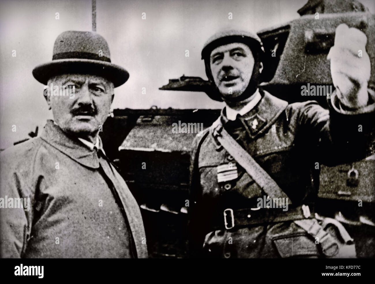 Le colonel de Gaulle présente les chars de la 5e armée au président de la République Albert Lebrun de Goetzenbruck, en octobre 1939. Charles de Gaulle ( Charles André Joseph Marie de Gaulle ) 1890 - 1970 - général français plus. Le chef de la France Libre 1940-44 et Gouvernement provisoire de la République française 1944-46. La Seconde Guerre mondiale. Banque D'Images