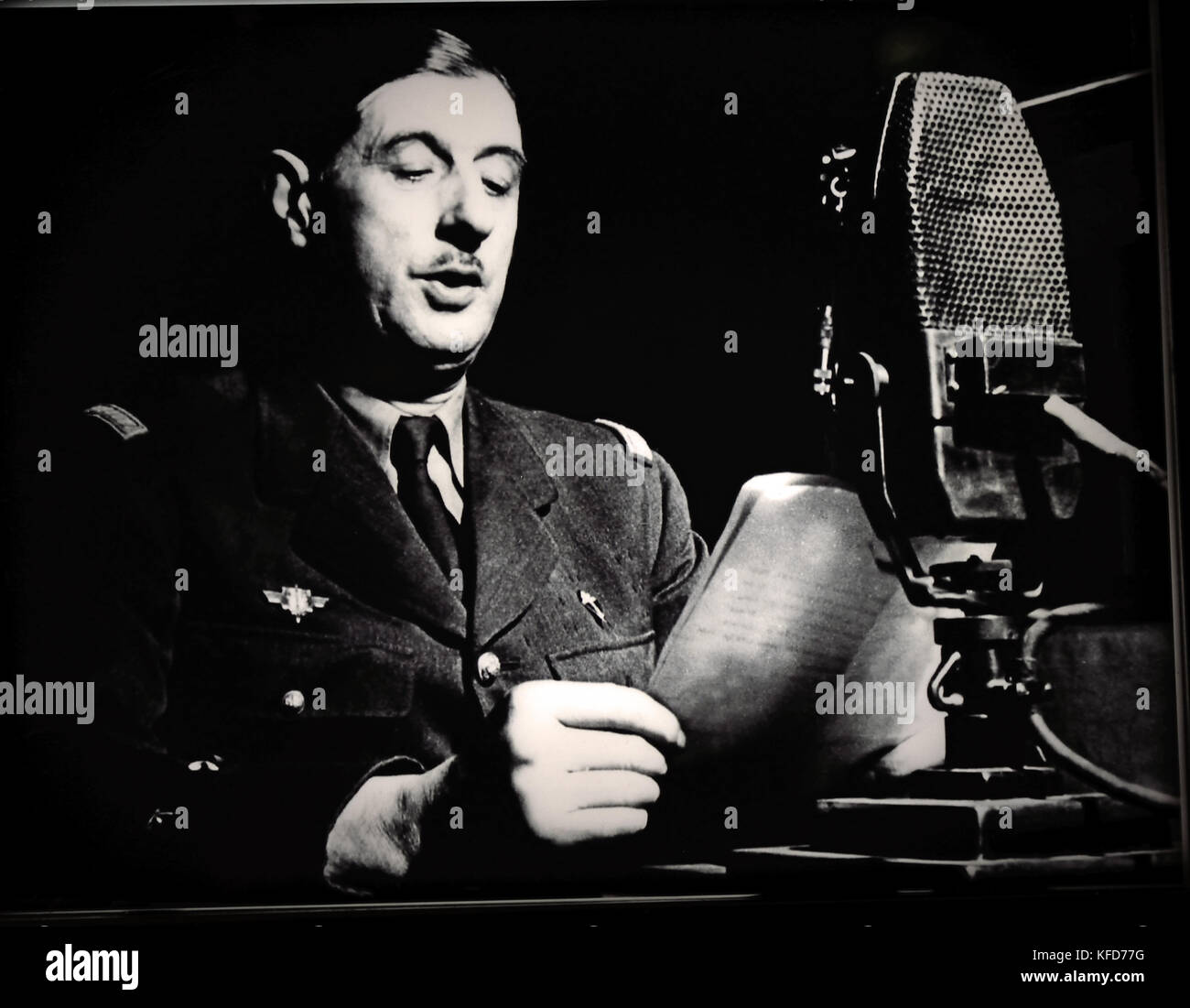 Libération de Paris 24 août 1944 Radio français Charles de Gaulle ( Charles André Joseph Marie de Gaulle ) 1890 - 1970 - général français plus. Le chef de la France Libre 1940-44 et Gouvernement provisoire de la République française 1944-46. La Seconde Guerre mondiale1944 ( Charles de Gaulle Charles André Joseph Marie de Gaulle ) 1890 - 1970 - général français plus. Le chef de la France Libre 1940-44 et Gouvernement provisoire de la République française 1944-46. La Seconde Guerre mondiale. Banque D'Images