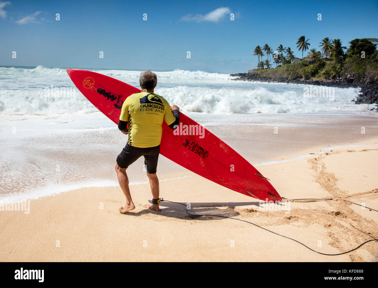 HAWAII, Oahu, Côte-Nord, Eddie Aikau, 2016, 66 ans Clyde Aikau, frère d'Eddie Aikau la préparation à la tête au cours de l'Eddie Aikau big 2016 wa Banque D'Images