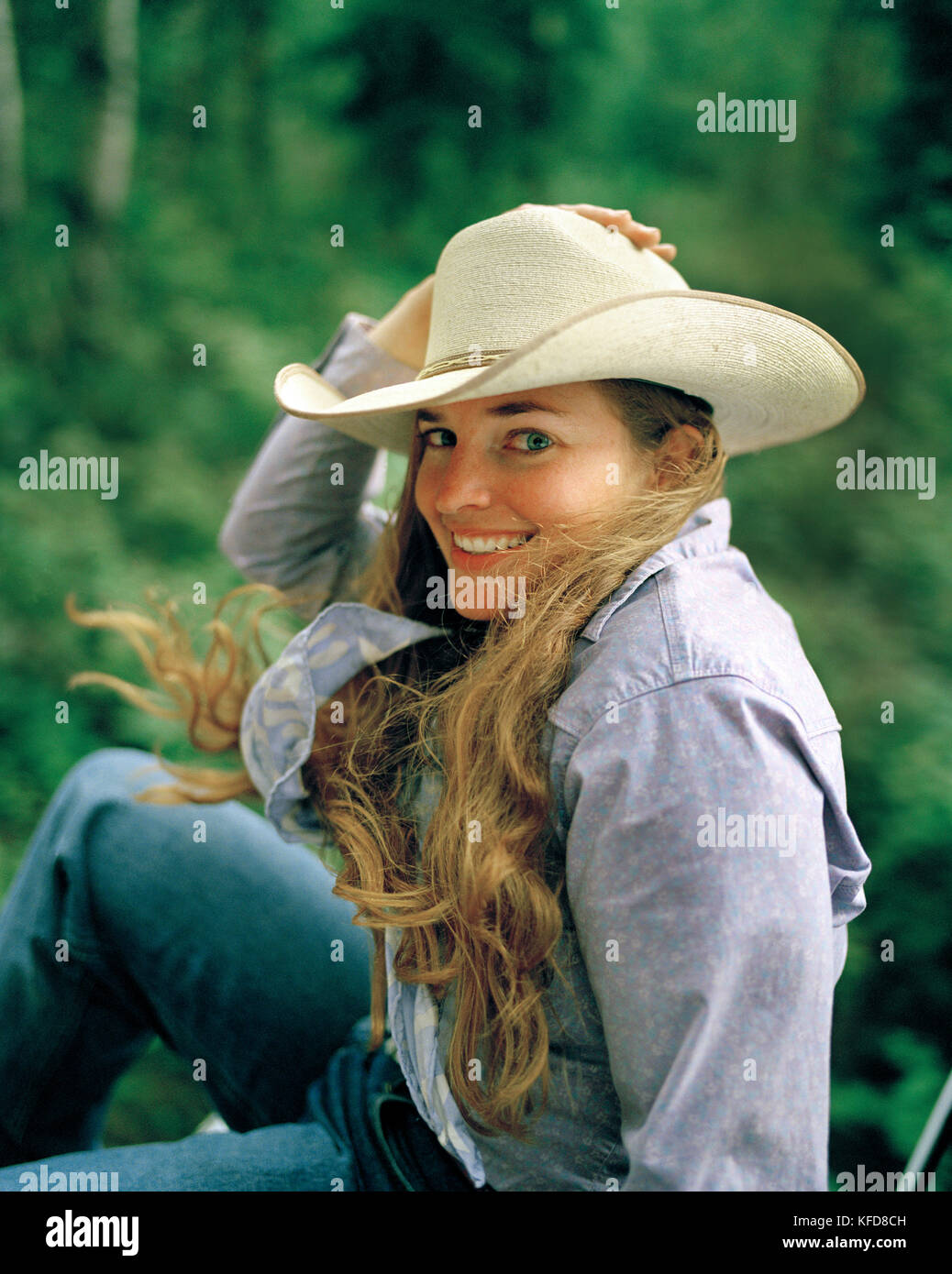 USA, Montana, portrait d'une cowgirl en chapeau de cowboy souriant, Mountain Sky Guest Ranch Banque D'Images