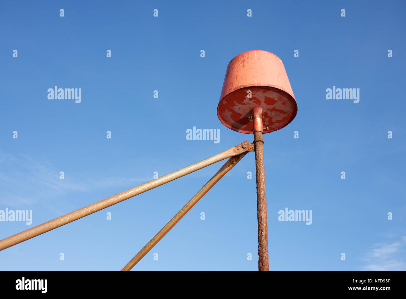 Un objet orange sur un cadre métallique contre un ciel bleu Banque D'Images