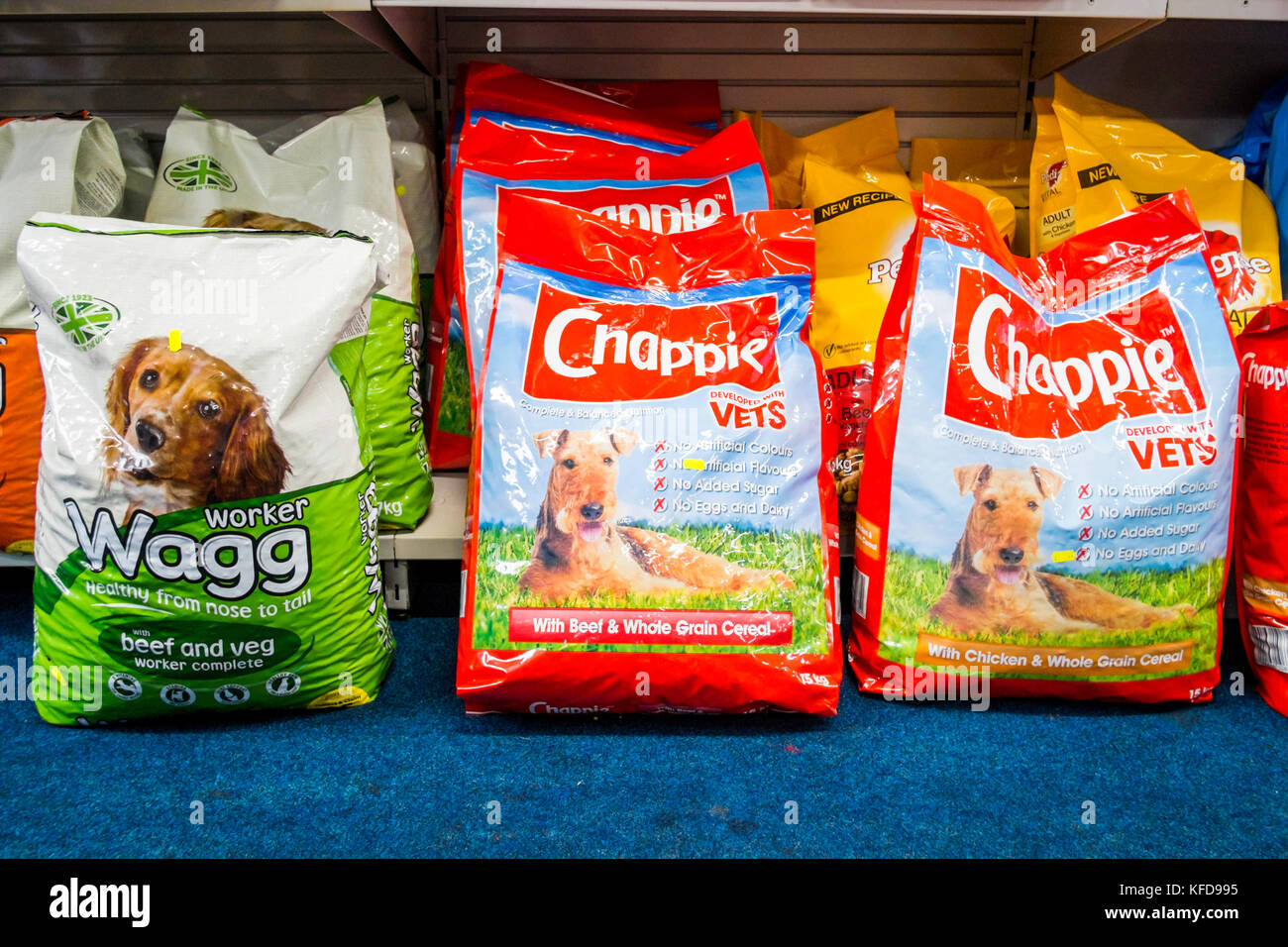 Les grands sacs de nourriture sèche pour chiens de grandes races ou de chiens de travail pour la vente dans un pays centre-jardin Banque D'Images