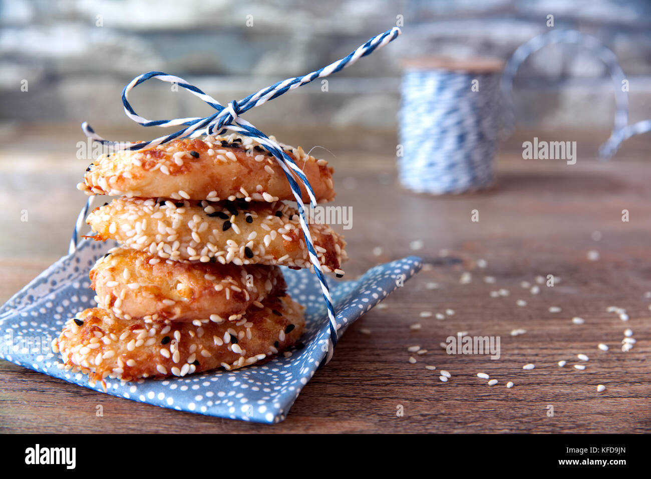 Tower pile de cookies aux graines de sésame sur serviette bleu avec un ruban bleu sur fond de bois. fond biscuit biscuit,concept modèle. close up Banque D'Images