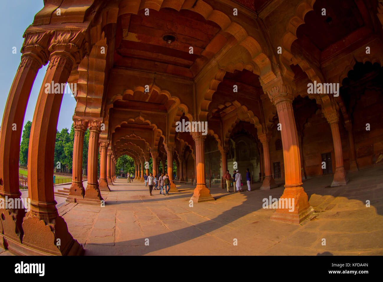 Delhi, Inde - le 25 septembre 2017 : foule de personnes marchant à l'intérieur du fort Rouge à Delhi, Inde,fort a été la résidence de l'empereur de Mughal pendant près de 200 ans, construit en 1648 par la cinquième empereur moghol Shah Jahan Banque D'Images