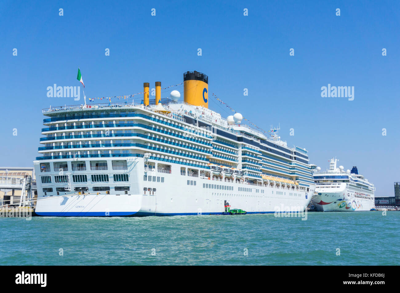 Venise ITALIE VENISE des bateaux de croisière amarrés dans le bassin ou Venise Marittima ship terminal des croisières de Venise dans la lagune de Venise Venise Italie Europe de l'UE Banque D'Images