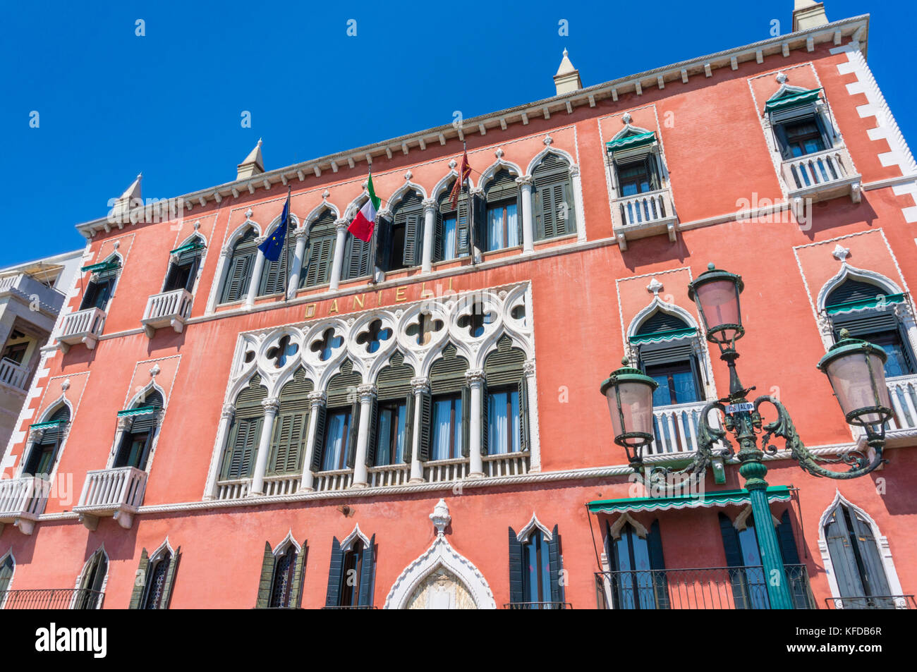 Venise ITALIE VENISE façade arrière de l'hôtel Danieli de luxe sur la Riva degli Schiavoni quais promenade bassin Saint Marc Venise Italie Europe de l'UE Banque D'Images