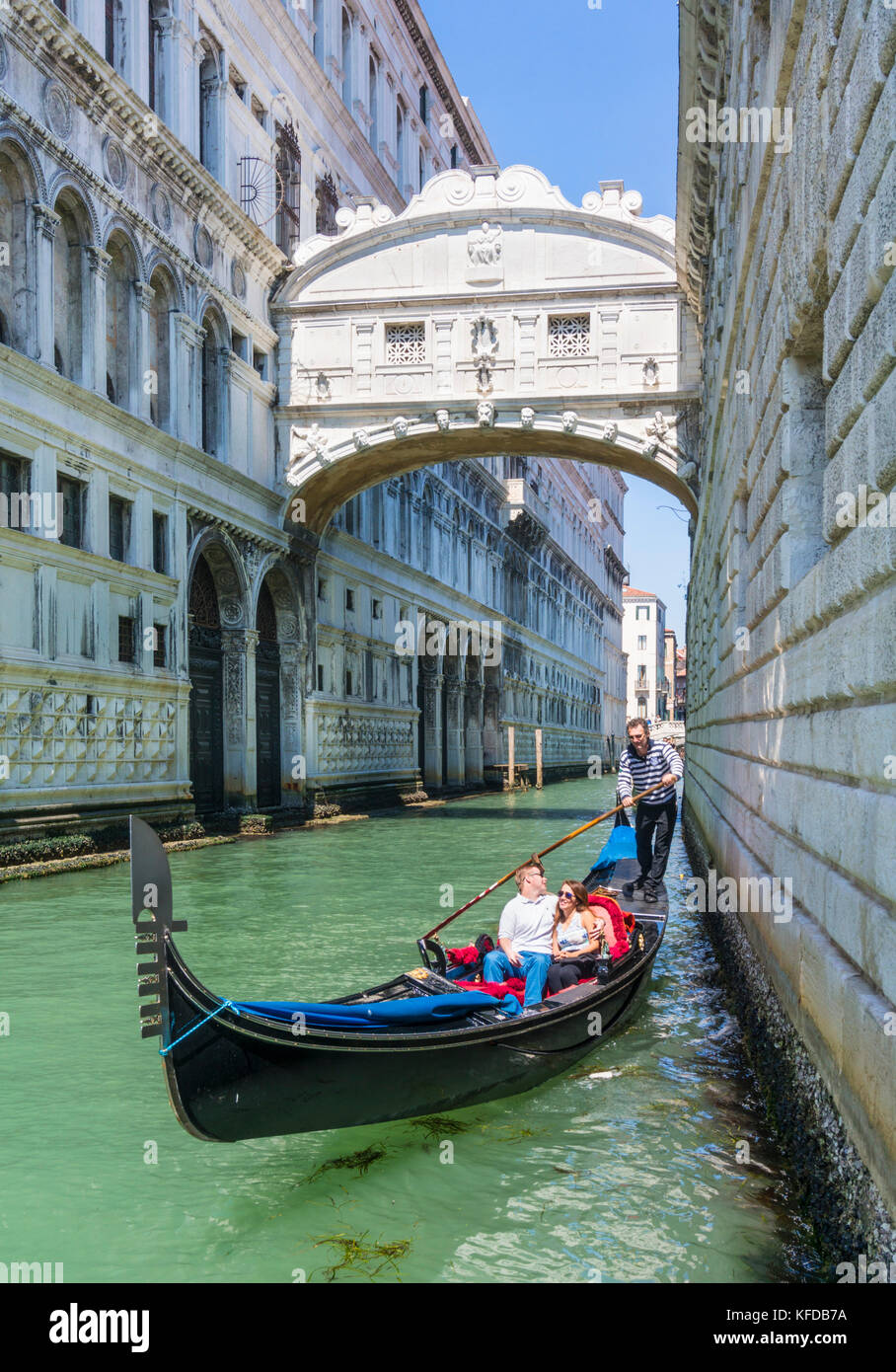 Venise ITALIE VENISE Gondolier avec un couple dans une gondole en passant sous le Pont des Soupirs Ponte dei Sospiri sur le rio di Palazzo Venise Italie Europe Banque D'Images