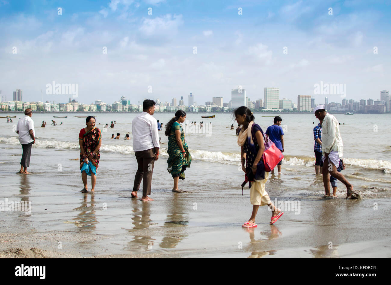 Les gens sur la plage de Chowpatty Girguam à Mumbai, Inde Banque D'Images