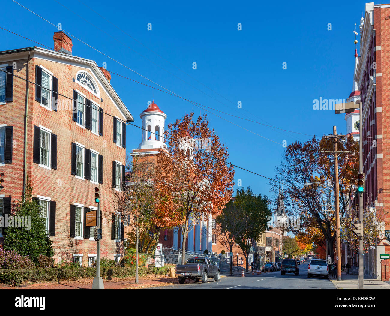 La rue de l'église de l'Ouest dans le centre-ville historique de Frederick, Maryland, USA Banque D'Images