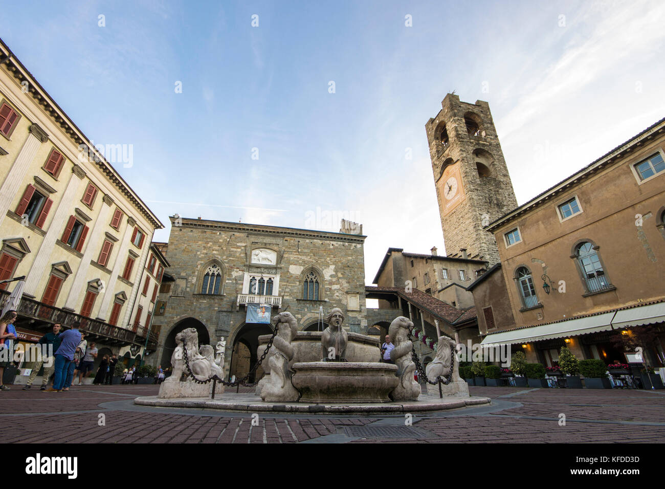 La Piazza Vecchia de Bergame, avec le Palazzo della Ragione, la Fontaine Contarini et la Torre Civica Banque D'Images