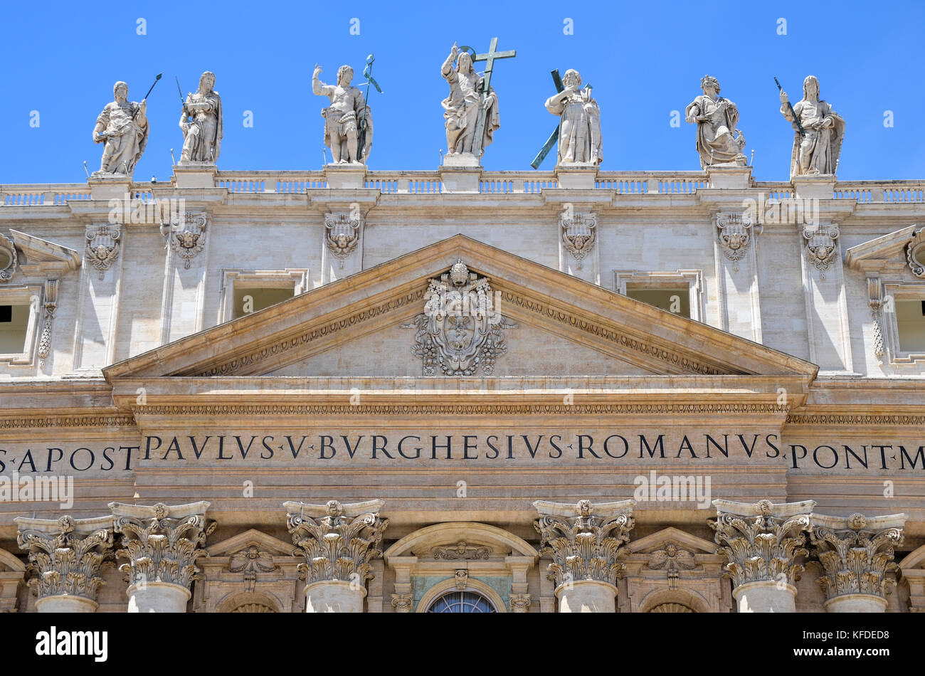 La Basilique Saint-Pierre de Rome, architecture de la Renaissance italienne, et l'UNESCO World Heritage site. Façade à colonnes, inscription et statues de religio Banque D'Images