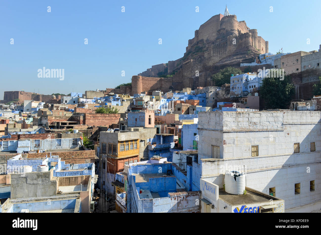 Cityscape de Jodphur indigo traditionnel avec des maisons peintes en bleu et blanc et le 15ème siècle la forteresse de Mehrangarh sur la colline. Banque D'Images