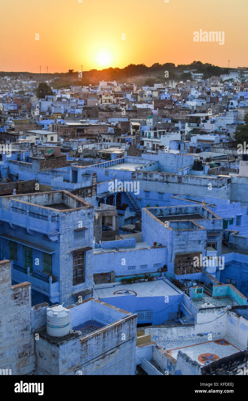 Le coucher du soleil et la lumière brillante et la décoloration sur les toits du bâtiment bleu et blanc de la ville de Jodphur. Banque D'Images