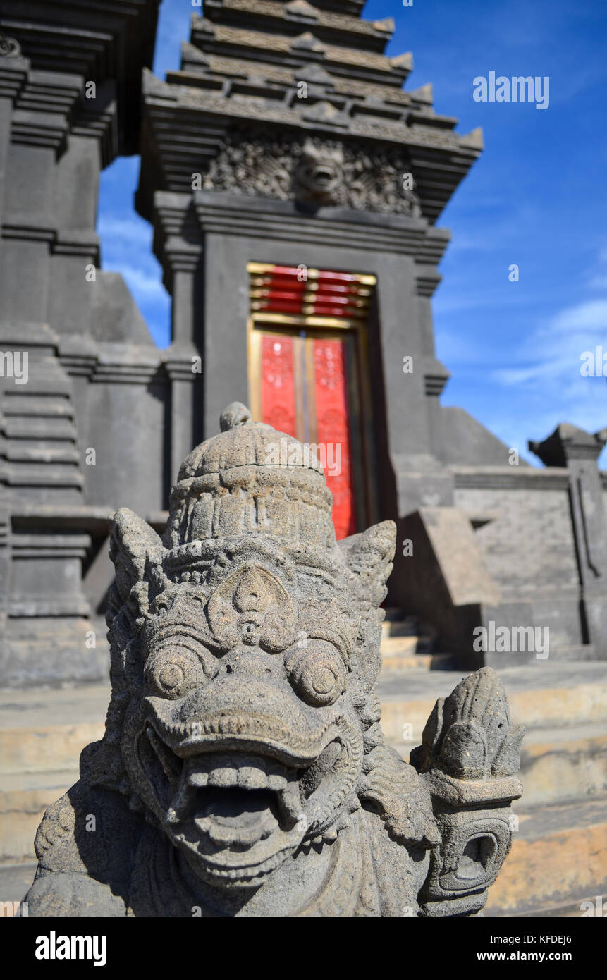 Statue dans un temple hindou au pied du Mont Bromo sur Java. Tuteur de statues. Banque D'Images