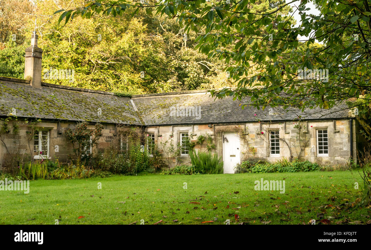 Maisons pittoresques de travailleurs de vieux domaine en pierre, domaine de Gosford, East Lothian, Écosse, Royaume-Uni Banque D'Images