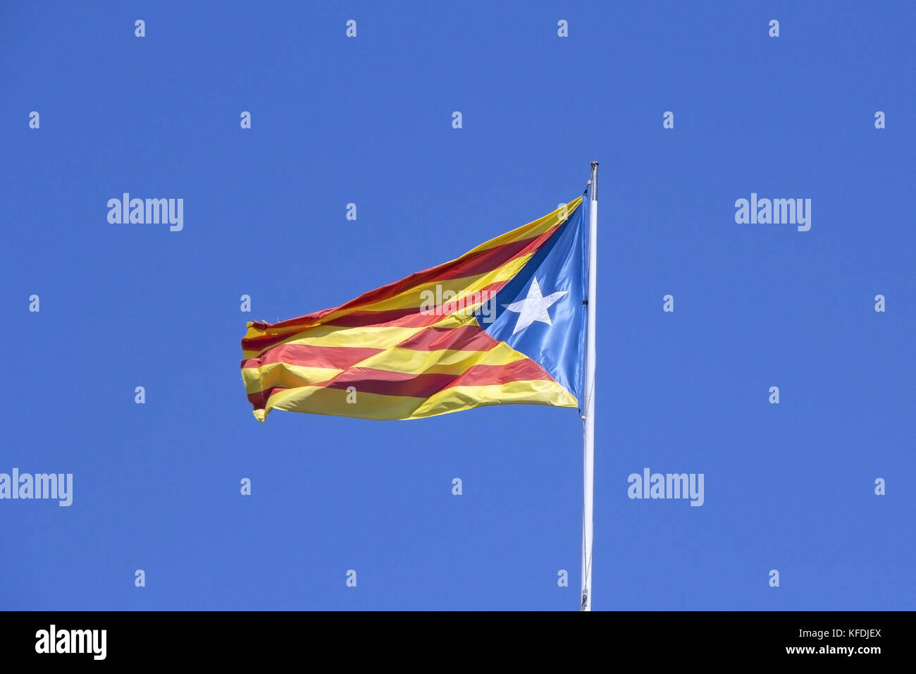 Drapeau catalan sur le vent dans le ciel bleu Banque D'Images