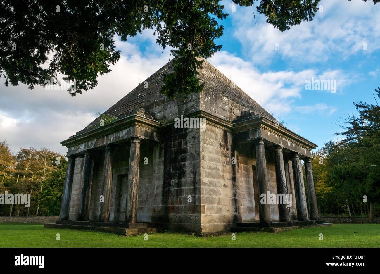 Un mausolée avec un sommet de pyramide et des porticos doriques dans une zone fortifiée à gravis carrée, Gosford Estate, East Lothian, Écosse, Royaume-Uni Banque D'Images