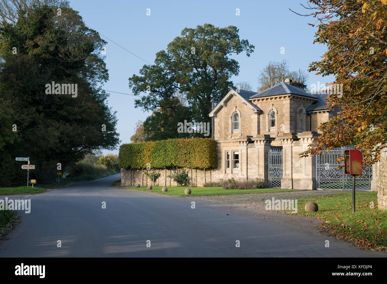 Guiting Power grange gate house en automne. Guiting Power, Cotswolds, Gloucestershire, Angleterre Banque D'Images