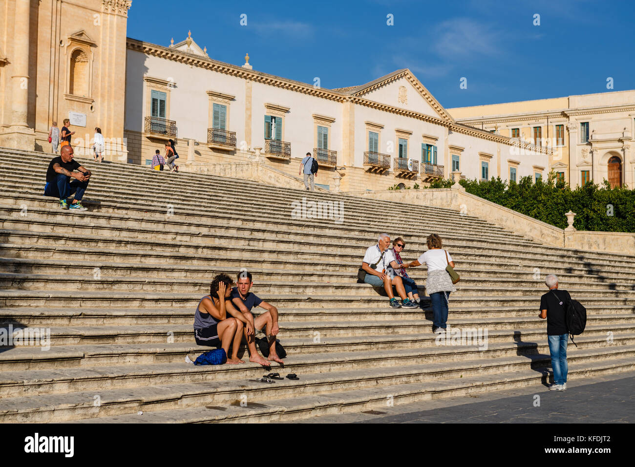Noto, Sicile, Italie - le 27 septembre 2017 : les touristes se reposant après visite de la célèbre cathédrale de noto construit dans le style du baroque sicilien Banque D'Images
