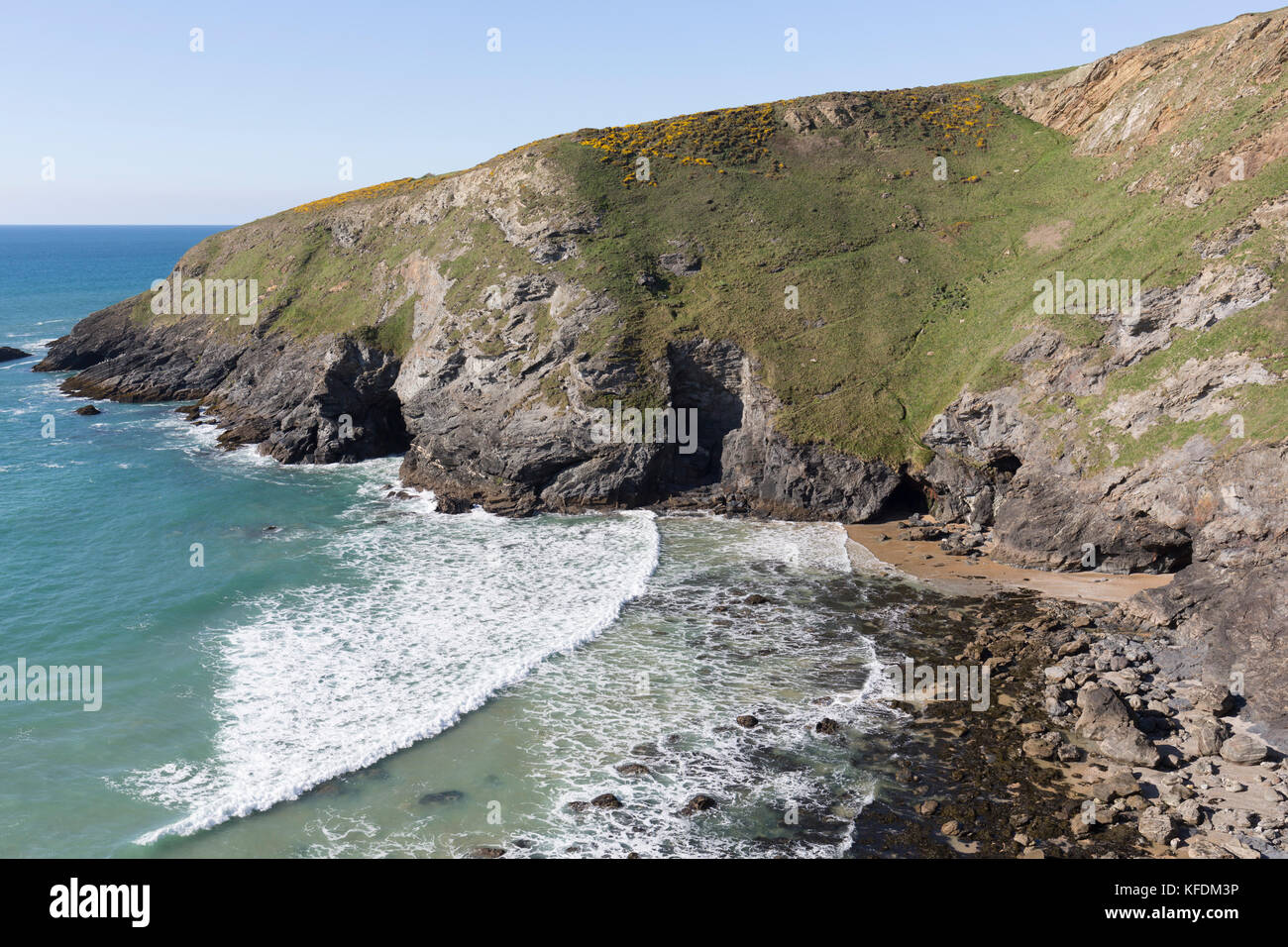 Beacon Cove, côte nord des Cornouailles, Royaume-Uni. Falaise et grottes Banque D'Images