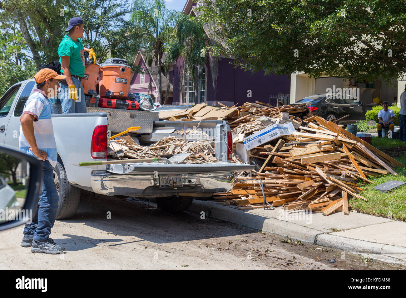 Le nettoyage commence à Houston après l'ouragan Harvey et de fortes inondations. Les entreprises locales aide les résidents de leurs efforts de nettoyage Banque D'Images