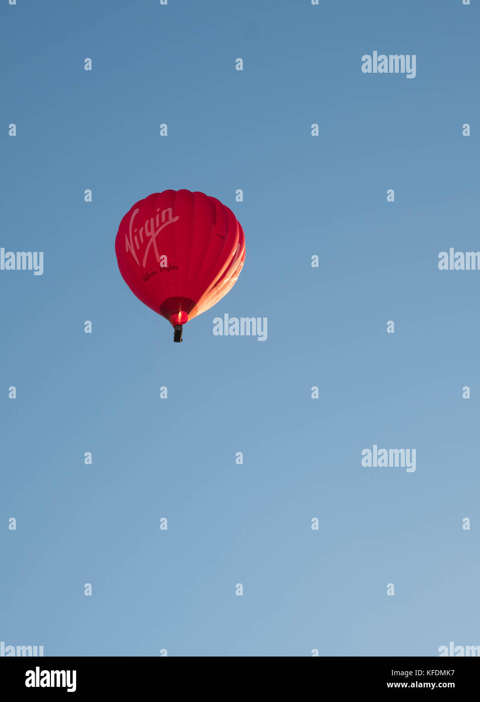 Ballon à air chaud vierge rouge dans le ciel bleu avec aucun nuage éclairé par le soleil couchant, Wendover, Buckinghamshire Banque D'Images