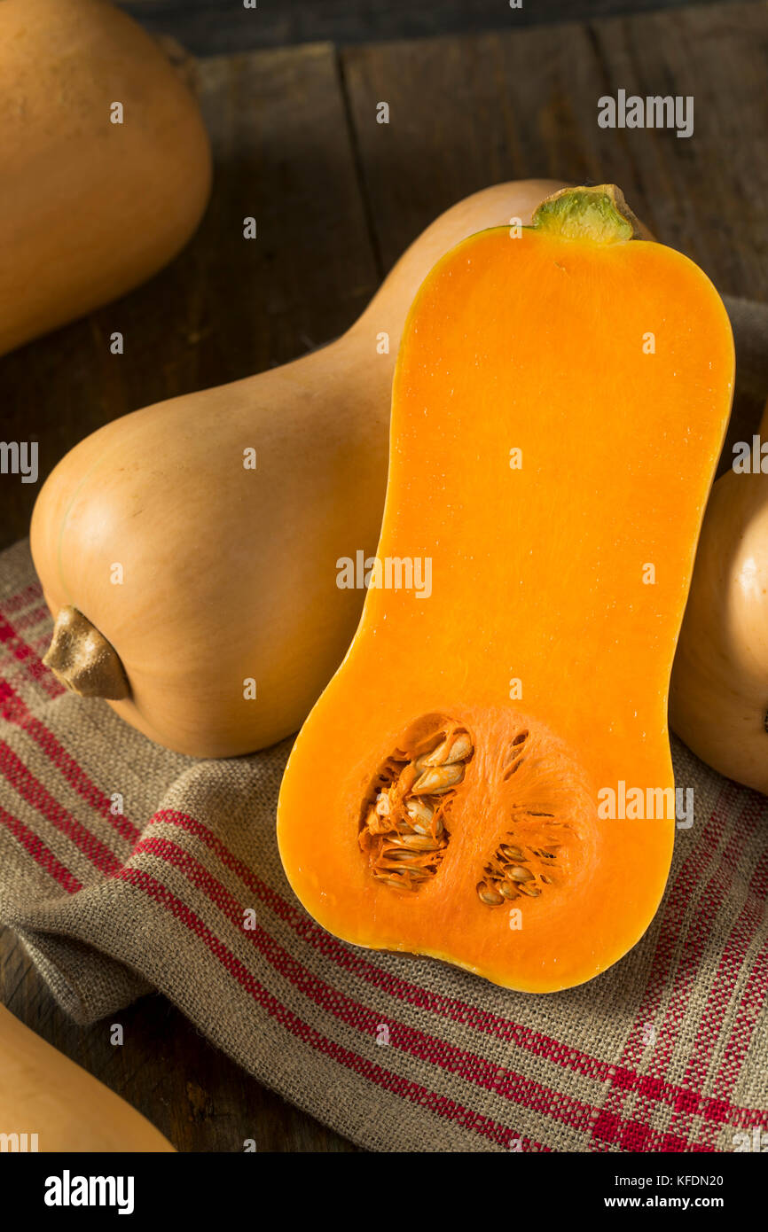 Courge butternut bio orange brut prêt à cuire Banque D'Images