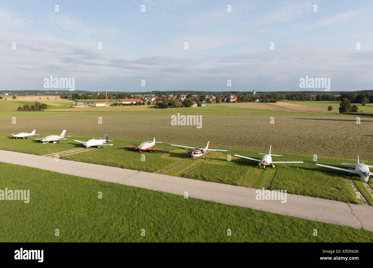 Avions à hélice privée à côté de la voie de circulation à l'aéroport de Jesenwang, district de Fürstenfeldbruck en Bavière en Allemagne Banque D'Images