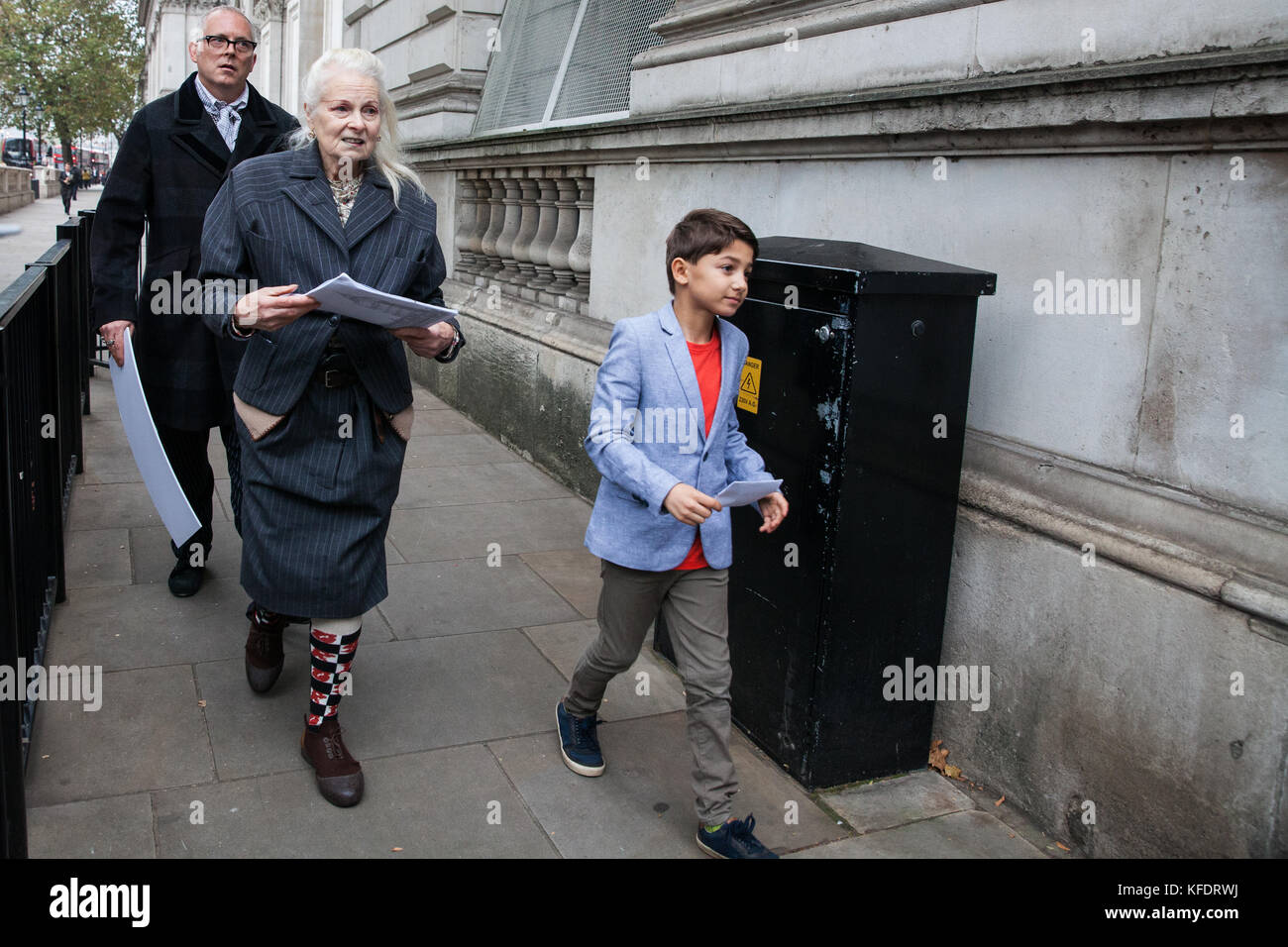 Londres, Royaume-Uni. 26 octobre 2017. Oliver Simpson, 9 ans, présente à Downing Street une lettre qu'il a écrite au premier ministre pour exprimer ses préoccupations Banque D'Images